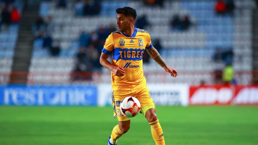 Francisco Venegas durante un partido con Tigres