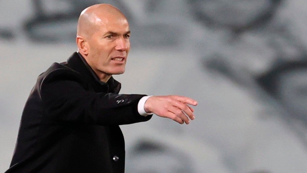 Zidane hace indicaciones en un juego del Real Madrid