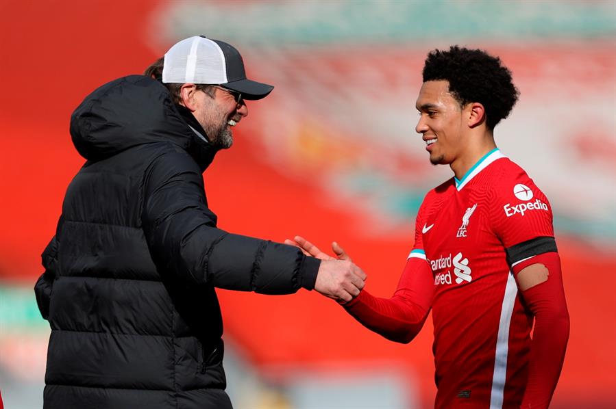 Klopp y Trent Alexander Arnold en festejo