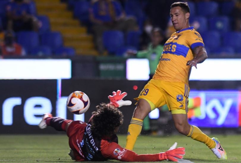 Dueñas define ante la salida de Ochoa