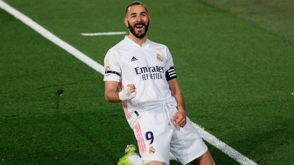 Karim Benzema celebrando su anotación con Real Madrid en el Clásico