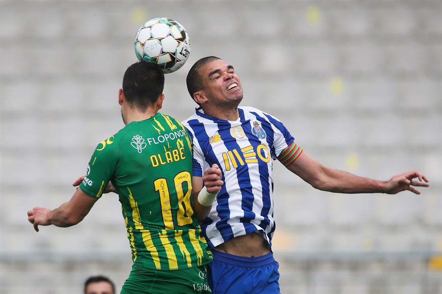 Pepe disputa un balón contra Olabe