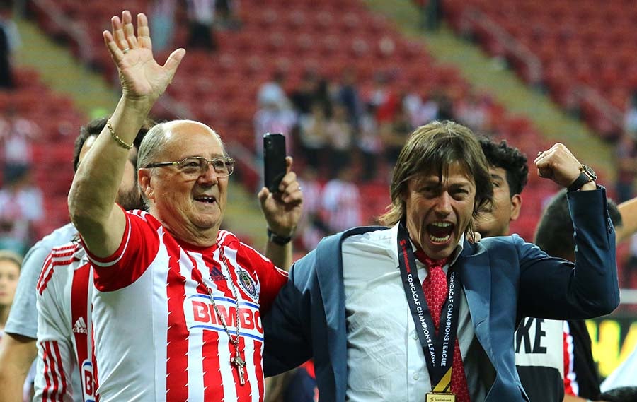 El técnico con su padre Óscar Almeyda, tras ser campeón con Chivas