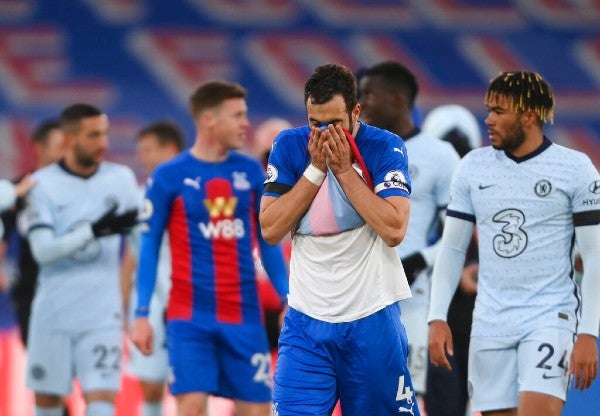 Jugadores del Crystal Palace reaccionan en el partido contra el Chelsea