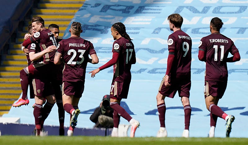 Jugadores del Leeds United festeja un tanto vs el City 