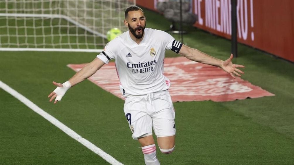 Benzema festeja su gol 