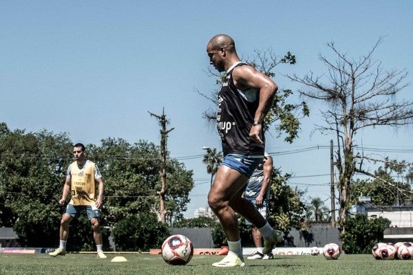 Carlos Sánchez en entrenamiento con Santos 