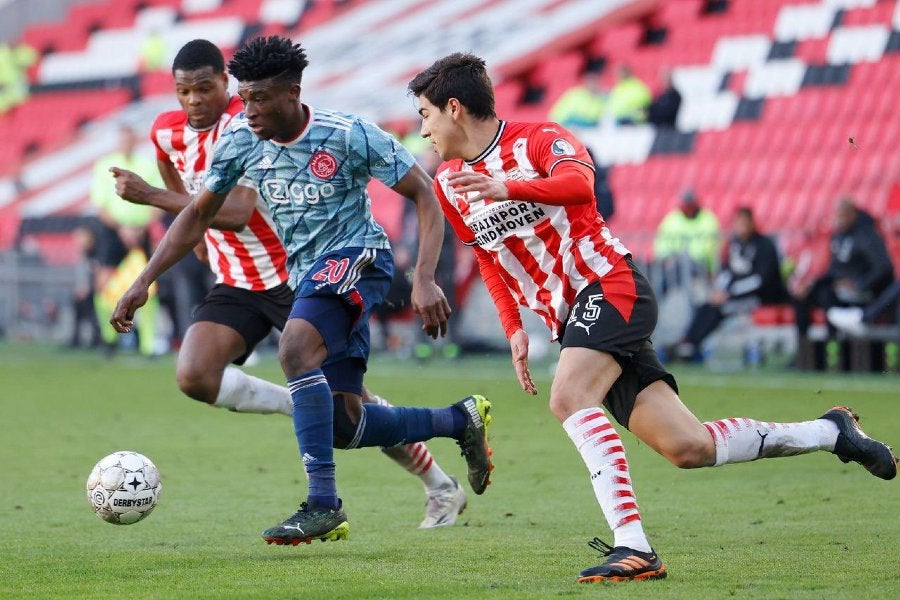 Erick Gutiérrez durante un partido con PSV