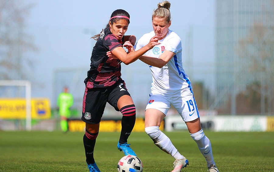 Daniela Espinoza pelea el balón con eslovaca