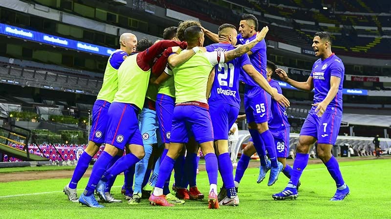 Jugadores de Cruz Azul festejan un gol en el Azteca 