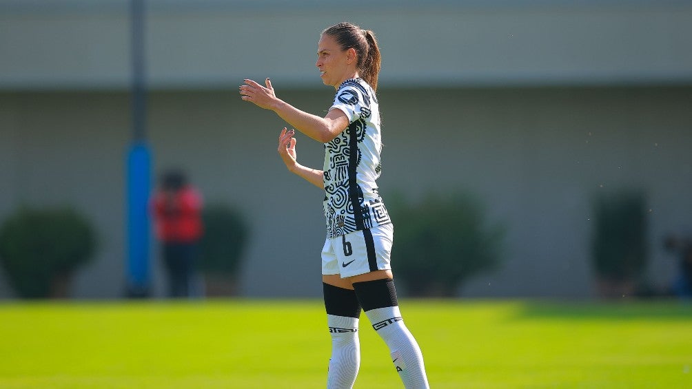 Janelly Farías durante un partido con América Femenil