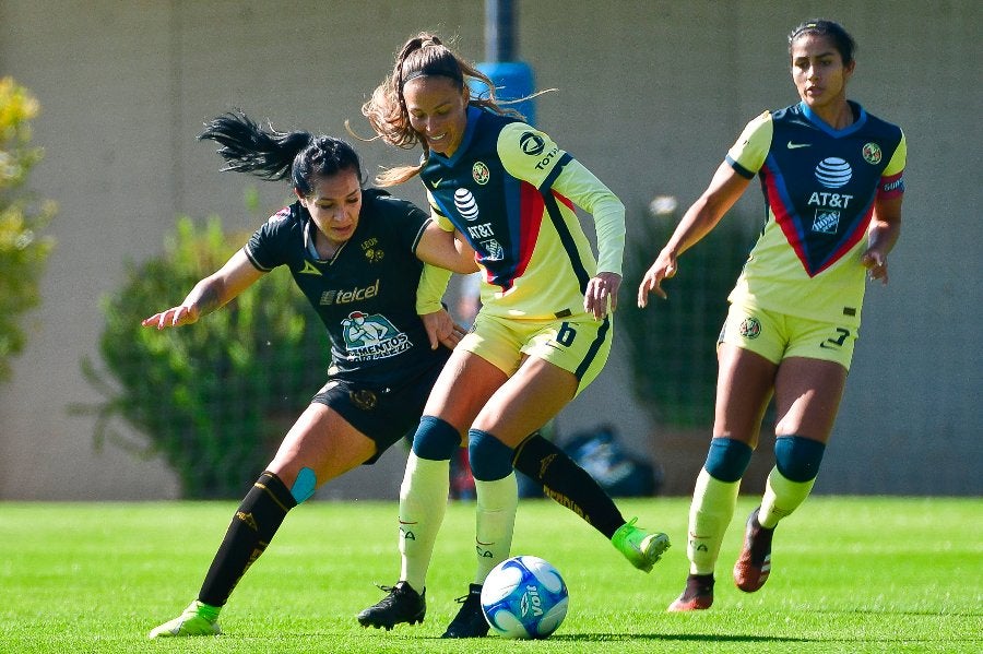 Janelly Farías durante un partido con América Femenil