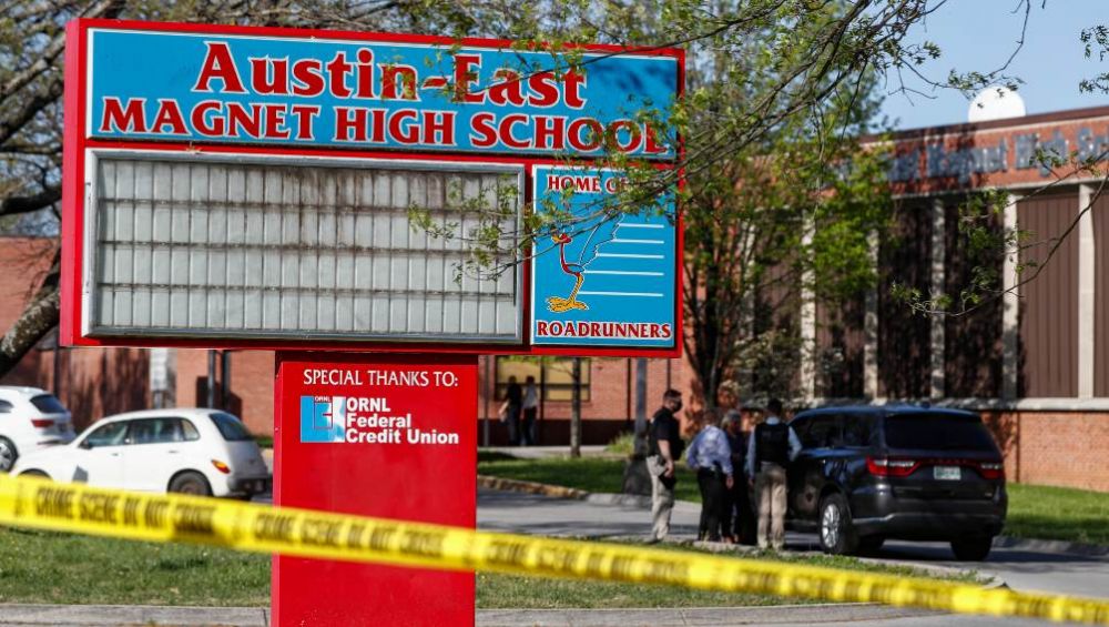 Autoridaes en la escuela secundaria Austin-East Magnet