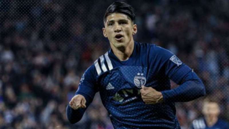 Alan Pulido en festejo