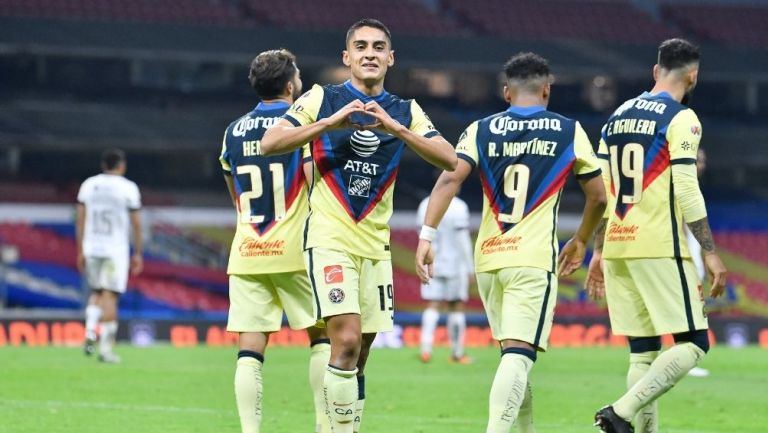 Naveda celebra su primer gol en Primera División