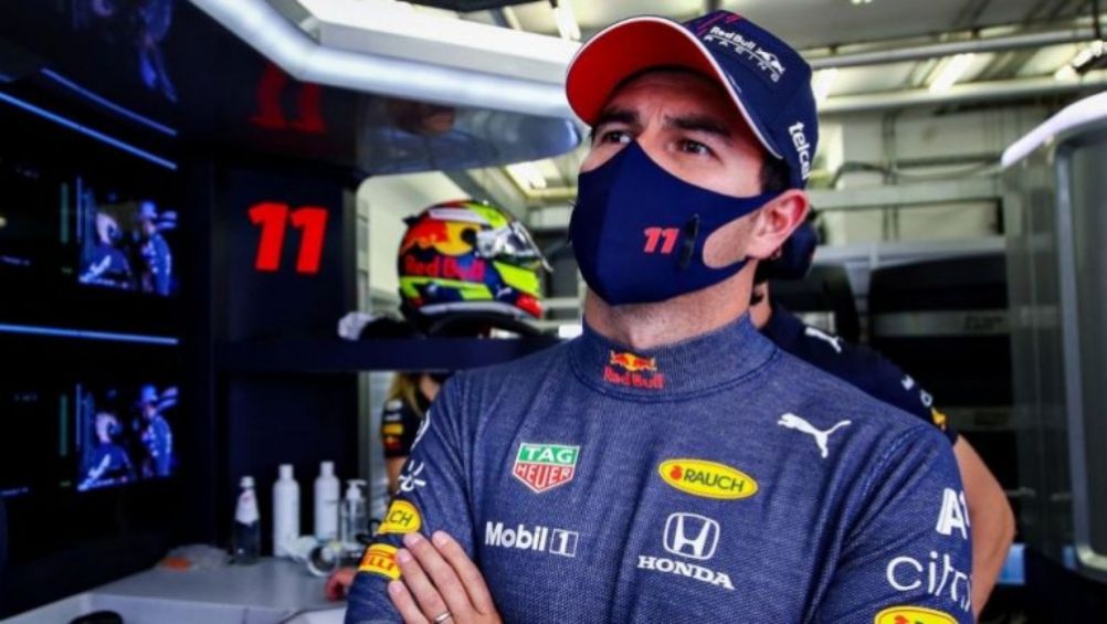 Checo Pérez con el equipo de Red Bull Racing