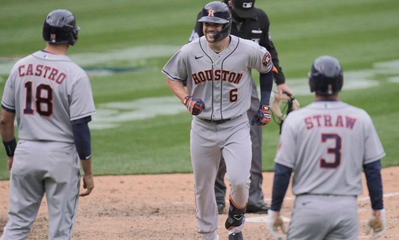 Chas McCormick llegando a home tras conectar home run