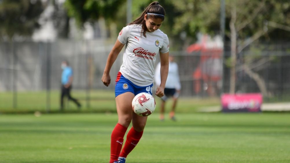 Yashira Barrientos en un entrenamiento de Chivas