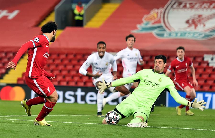 Courtois en una acción contra Salah 