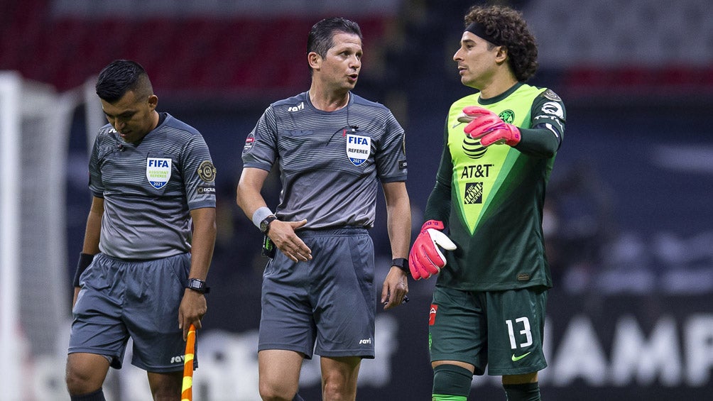 Ochoa se queja con árbitro tras su pésima actuación