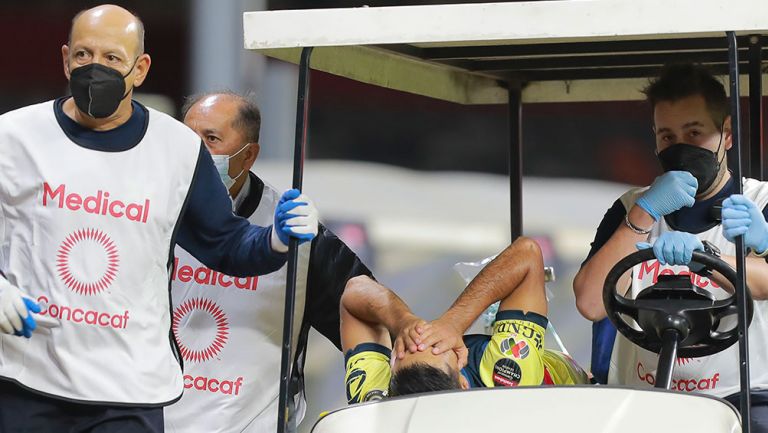 El mediocampista de las Águilas abandona la cancha en el carrito de las desgracias