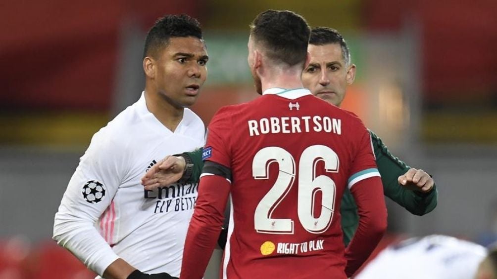 Casemiro se encara con Robertson 