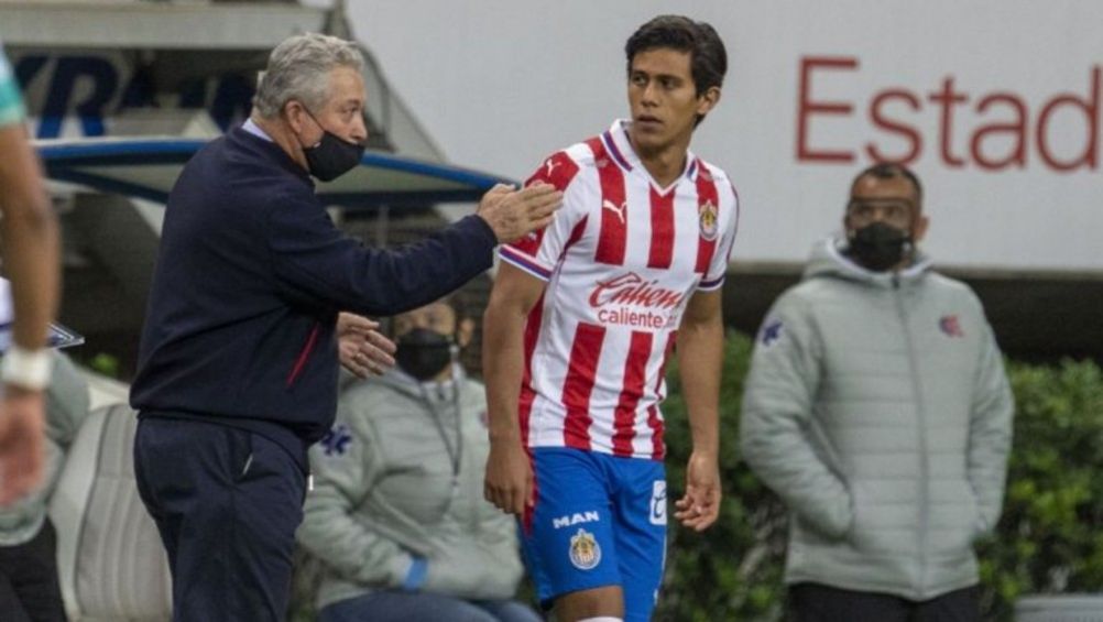 Vucetich habla con JJ Macías en el terreno de juego