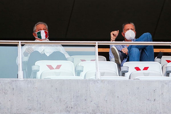 Peláez y Vucetich en el palco durante un partido 