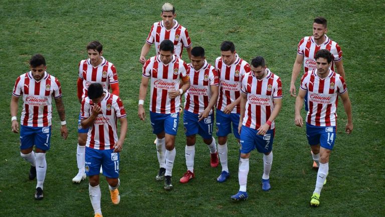 Jugadores de Chivas en el juego ante Santos