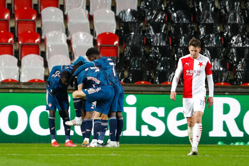 Arsenal celebrando un gol contra el Slavia