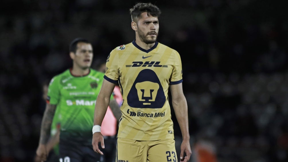 Nicolás Freire durante un duelo con los Pumas 