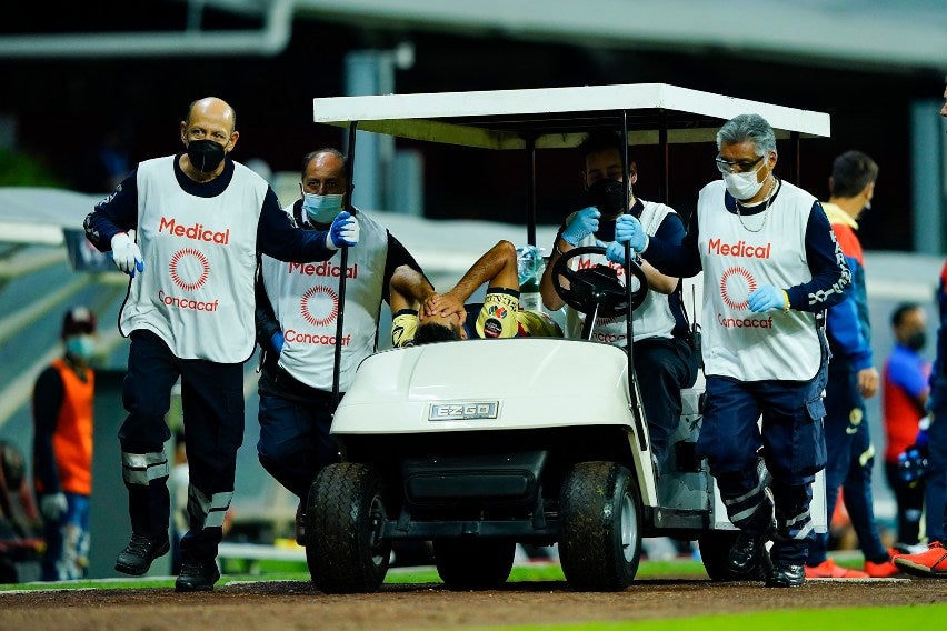 Jesús López saliendo lesionado del partido