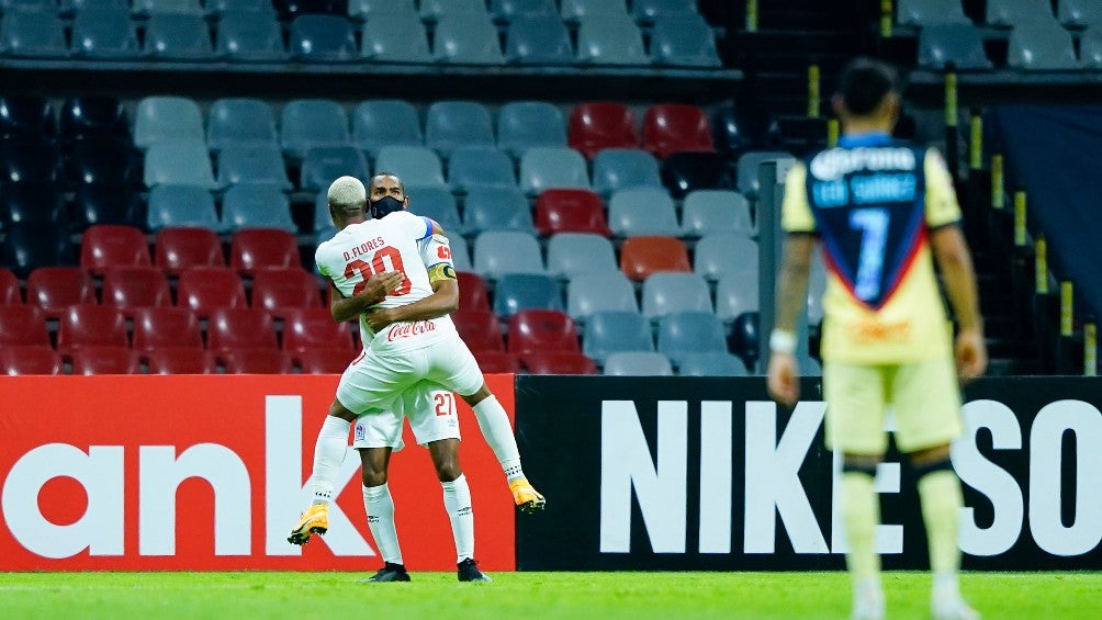 Jugadores de Olimpia celebran gol ante América