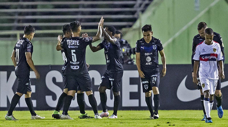 Elementos de Rayados festejan un gol 