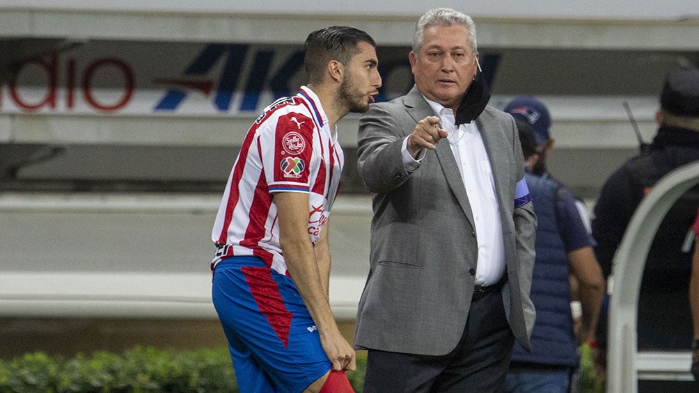 Víctor Manuel Vucetich da instrucciones en partido con Chivas