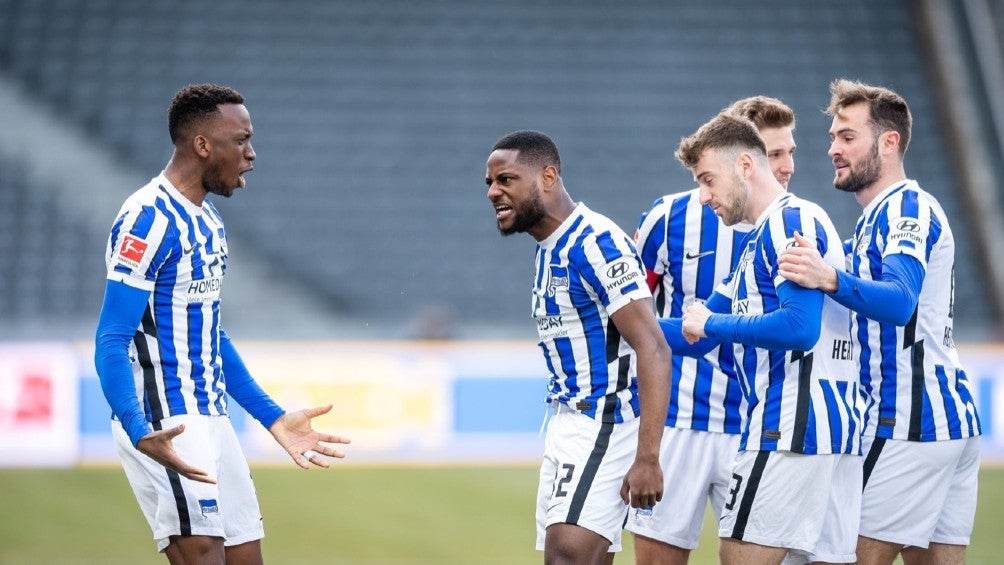 Jugadores del Hertha Berlín reaccionan durante partido