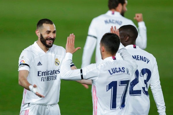 Karim Benzema celebra con sus compañeros en el clásico