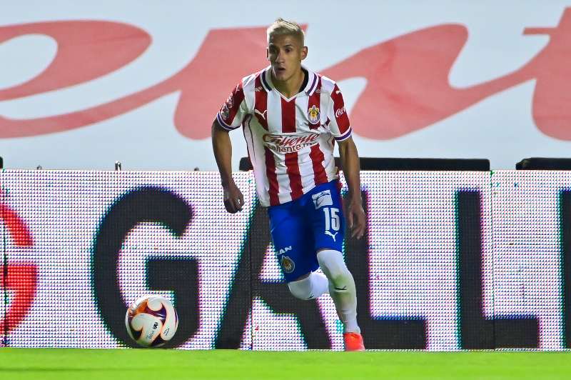 Antuna en partido con Chivas