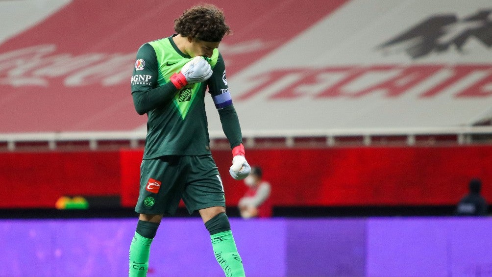 Guillermo Ochoa durante un partido con América