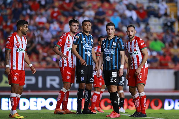 Jugadores de Necaxa y Gallos durante el partido 