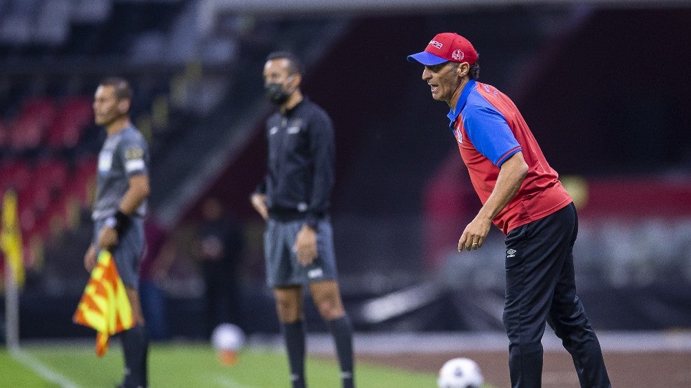 Pedro Troglio en partido contra América