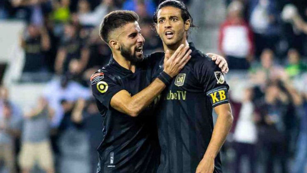 Diego Rossi y Carlos Vela en festejo