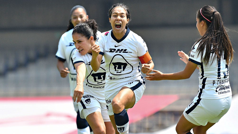 Jugadoras de Pumas festejan gol ante Gallos