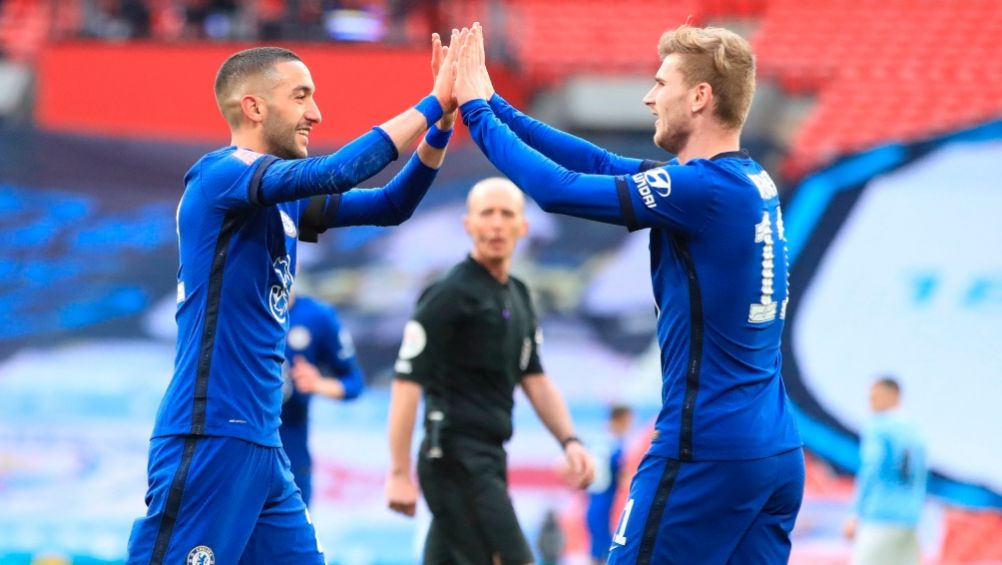 Ziyech y Timo Werner festejando el gol del Chelsea