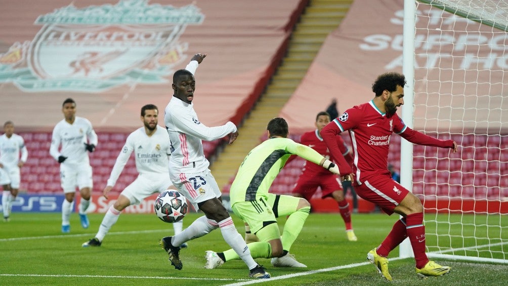 Ferland Mendy en juego frente al Liverpool en la Champions League en juego frente al Liverpool en la Champions League