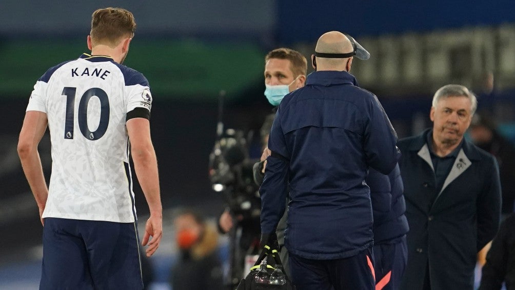 Harry Kane abandona el campo tras complicación con su tobillo frente al Everton