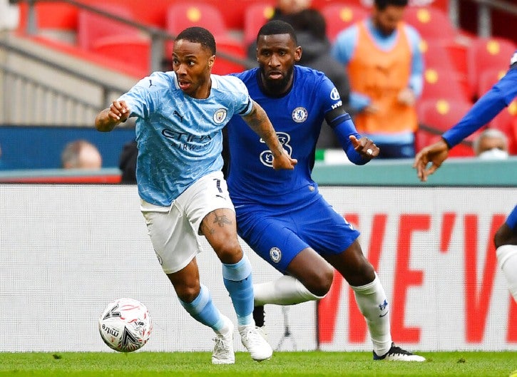 Sterling y Rudiger disputando un balón