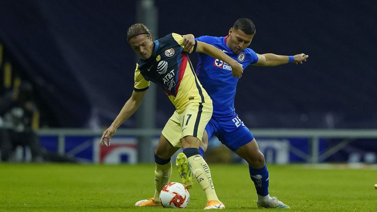 Córdova y Escobar disputan el balón en un Clásico