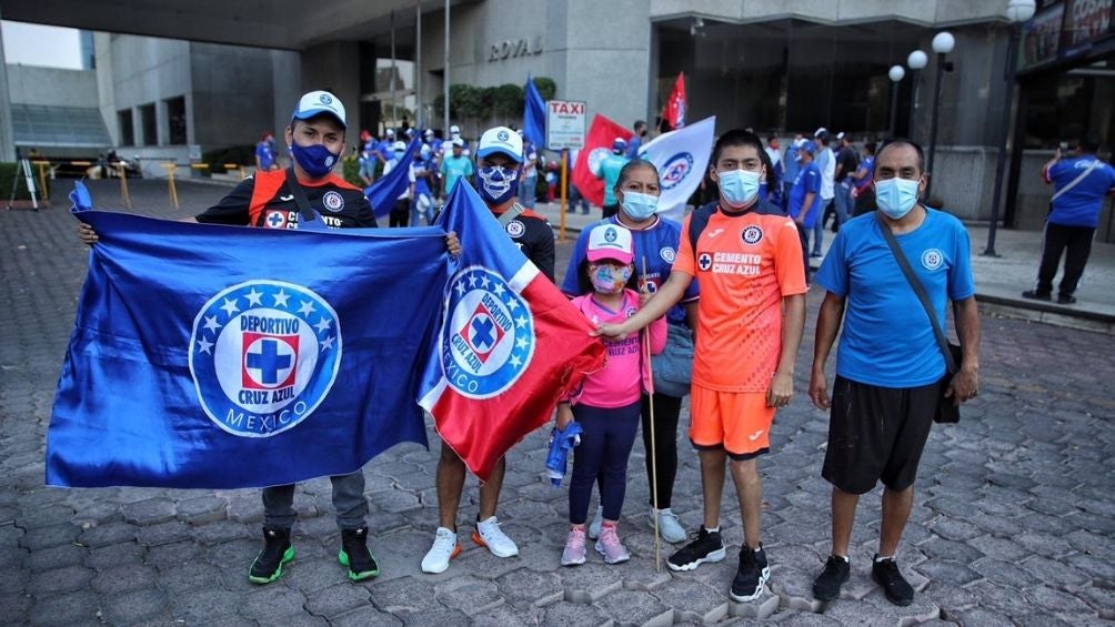 Aficionados de Cruz Azul a las afueras del hotel de concentración 