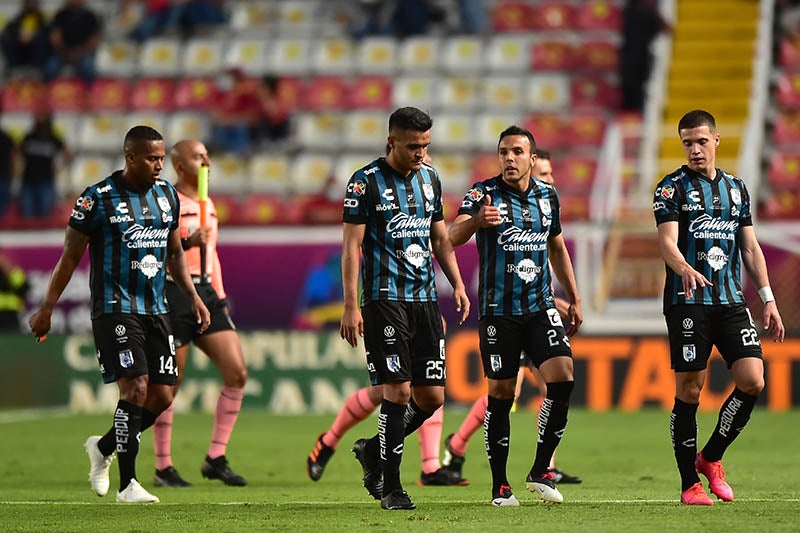 Jugadores de Gallos tras el empate ante Necaxa 